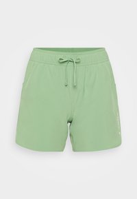Grønne shorts laget av lettvektig stoff, med elastisk liv med snor og sidelommer. Logo trykt på leggen.