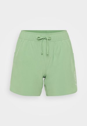 Shorts verts en tissu léger, dotés d'une taille élastique avec cordon de serrage et poches latérales. Logo imprimé sur la jambe.