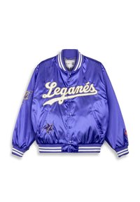 Giacca bomber in satin viola con colletto e polsini a coste bianchi, caratterizzata da ricami "Leganés" e accenti con logo a stella sulle maniche.