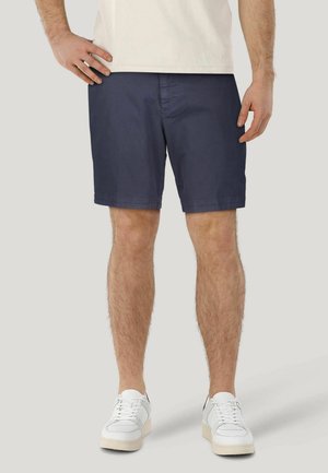 Navyblauwe katoenen shorts met een rechte snit, zijzakken en een gegerande afwerking, gecombineerd met witte sneakers en een lichtgekleurde t-shirt.