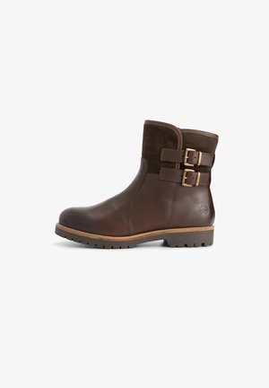 Bruine leren enkellaarzen met suede accenten, dubbel gespsysteem, ronde neus, lage hak en getextureerde rubberen zool.