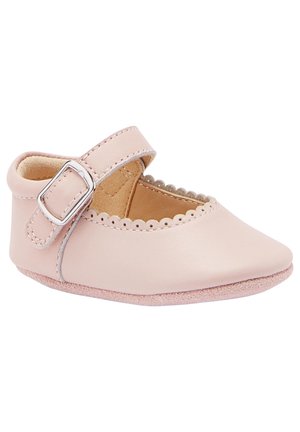 Miękkie różowe baletki ze skóry z falistym brzegiem, regulowanym paskiem z metalową klamrą i gładką teksturowaną podeszwą.