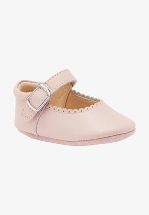 Ballerines en cuir rose doux avec des bords festonnés, une sangle ajustable avec boucle en métal et une semelle lisse et texturée.