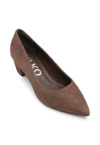Escarpin femme en daim marron à talon bas et bout pointu vu en angle par le dessus latéral.