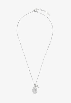 Srebrny łańcuszek z okrągłym wisiorkiem przedstawiającym postać religijną oraz małym zawieszką w kształcie krzyża. Łańcuszek ma delikatny wzór ogniw.