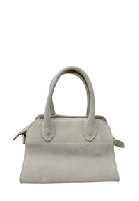 Světle šedá semišová kabelka se dvěma zaoblenými uchy, hladkým povrchem, obdélníkovým tvarem a zapínáním na zip. Vyznačuje se minimalistickým designem a prošitím.