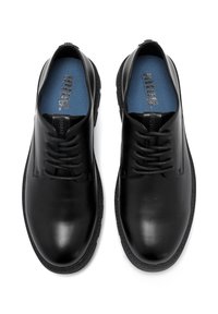 Schwarze klassische Lederschuhe mit glatter Oberfläche, runder Zehenpartie und minimalistischem Schnürdetail. Ausgestattet mit einer blauen Innensohle und strukturiertem Gummisohlen.