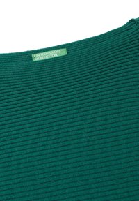 Zielony sweter w prążki z okrągłym dekoltem. Metka z napisem "United Colors of Benetton" białym tekstem na zielonym tle.