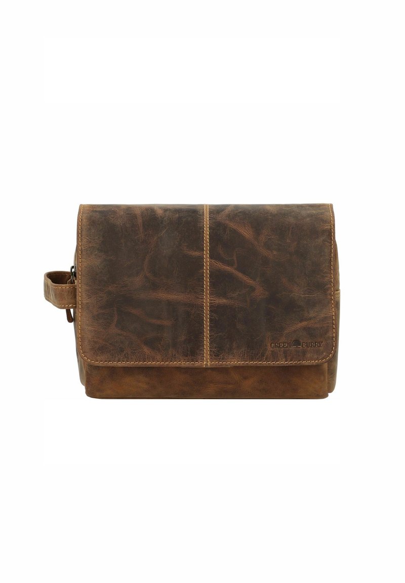 Borsa a spalla in pelle marrone con pattina pieghevole, finitura testurizzata e manico laterale. Presenta cuciture in vista e marchio.