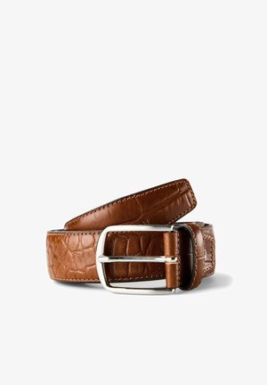 Bruine leren riem met krokodillenpatroon, voorzien van een zilverkleurige metalen gesp. De riem heeft een gladde textuur en gestikte randen.