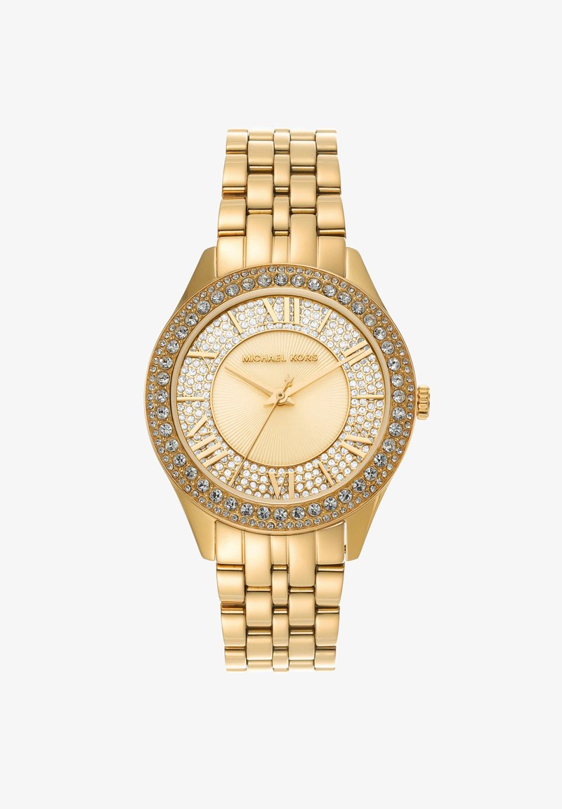 Relógio em tom de ouro com um mostrador redondo texturizado, bezel acentuado com cristais, marcadores em números romanos e uma pulseira de elos.