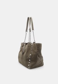 Borsa tote in suede verde oliva con dettagli in fibbie argento, doppie tracolle in tessuto e catena, e una texture morbida. Design senza chiusura.