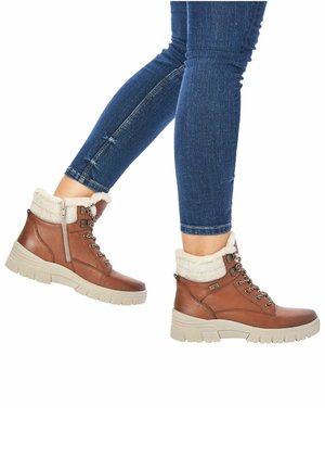 Bottines en cuir marron avec un col en polaire, design à lacets, et une semelle en caoutchouc beige avec une texture pour une meilleure adhérence.
