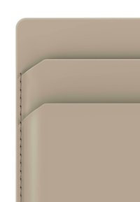 Beige lærpung med tre kortlommer. Glat tekstur, minimalistisk design og diskret syning langs kanterne.