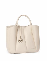 Beige håndtaske med plisseret kunstlæderdesign, dobbelte håndtag og en blomsterpryd. Glat tekstur med logo-detalje på siden.