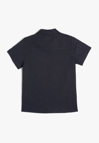 Camicia blu navy a maniche corte, realizzata in tessuto leggero, con colletto classico e una sottile texture. Vista posteriore con orlo dritto e senza decorazioni.
