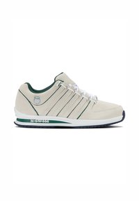 Sneakers K-Swiss da uomo in suede crema, con dettagli verdi, lacci bianchi e tre righe laterali. Suola in gomma con design curvo.