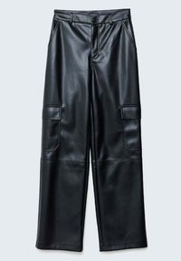 Pantalon large en simili-cuir noir avec bouton sur le devant, poches latérales et poches à rabat style cargo sur les deux cuisses.