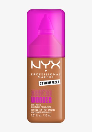 Die NYX Foundation-Flasche hat eine braune Basis und einen leuchtend pinken Deckel. Das Etikett trägt die Aufschrift „29 Warm Pecan“ und „Make’em Wonder“ in fetter Schrift.