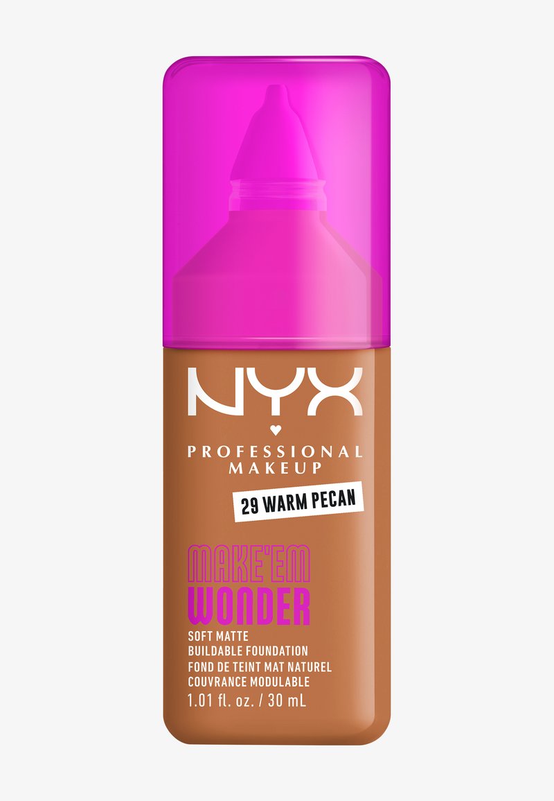 Le flacon de fond de teint NYX présente une base marron et un bouchon rose vif. L'étiquette indique « 29 Warm Pecan » et « Make’em Wonder » en lettres grasses.