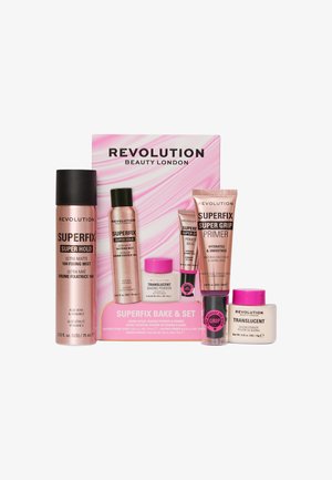 Gamme de produits de maquillage roses et or rose de Revolution Beauty London, y compris spray fixant, primer, poudre libre translucide et boîte d'emballage.