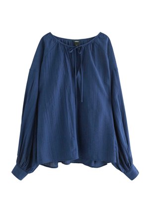 Mørkeblå bluse med lange, puffede ærmer, en løs pasform, plisseret tekstur og en rund halsudskæring med et bånddetalje foran.