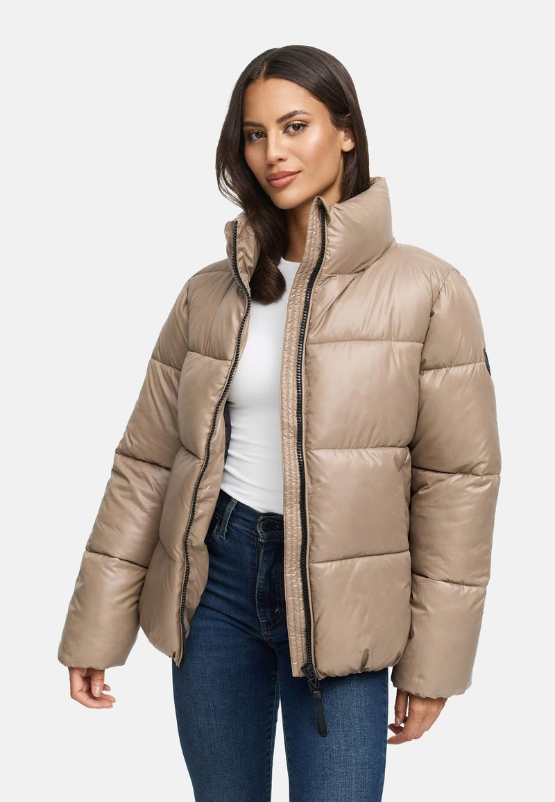 Beige pufferjacka med hög krage, dragkedja och horisontellt kviltat mönster. Slät, glänsande tyg ger ett modernt utseende.