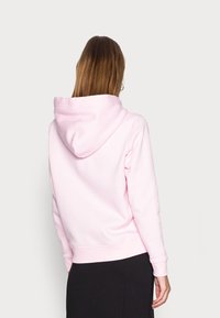 Felpa con cappuccio rosa chiaro, realizzata in tessuto morbido. Presenta una vestibilità comoda, tasca a marsupio e cappuccio regolabile con cordino.