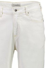 Bele kavbojke z rumenim šivanjem, ki imajo klasičen pet-džepni dizajn, sprednje gumbe in srednje težko denim tkanino.