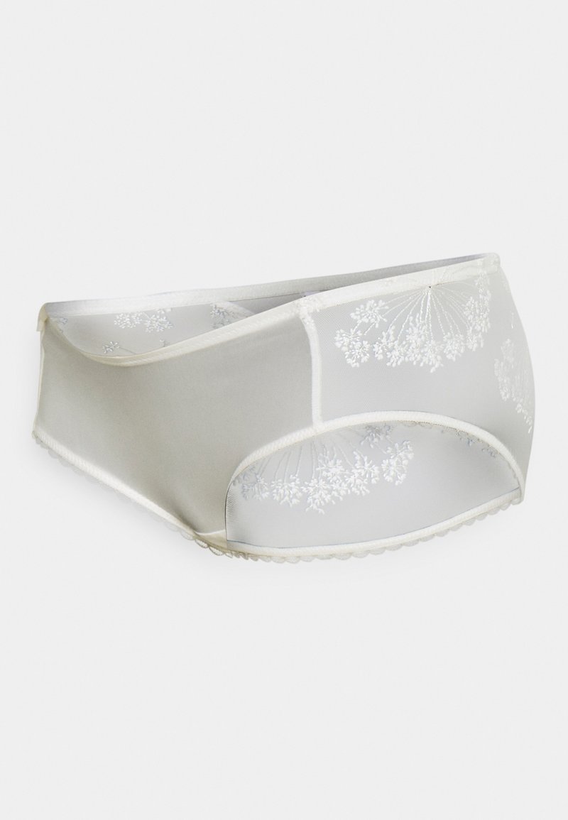 Slips in pizzo bianco con ricami floreali, pannelli in rete trasparente e bordi ondulati. Tessuto morbido, design moderno e vestibilità a copertura totale.