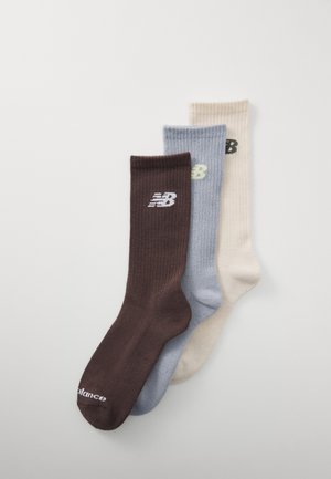 Ribbede bomullssokker i brunt, blått og beige, med New Balance-logo og kontrastsøm på hver farge.