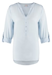 Blusa blu chiaro realizzata in tessuto morbido, con scollo a V, pattina con cinque bottoni e maniche 3/4 con polsini arrotolabili. Texture liscia e vestibilità rilassata.