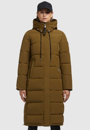 Lange olijfgroene pufferjas met een hoge kraag, rits, trekkoordkap en zijzakken. Heeft een gestikt quiltpatroon.