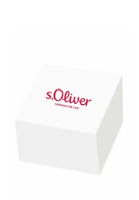 Scatola di cartone bianca con una superficie leggermente texture, con un logo rosso ben visibile che recita "s.Oliver FASHION FOR LIFE" sulla parte superiore.