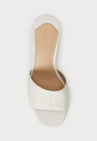 Hvit lær slide sandal med firkantet tå, med preget "RLL"-logo på stroppen og "LAUREN Ralph Lauren" på den brune innersålen.