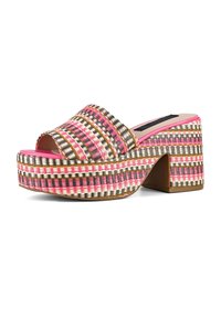 Sandale glissante à plateforme tissée en rose, noir et crème. Présente une large bride supérieure et un large talon bloc avec une texture à motifs.