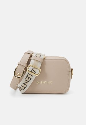 Petit sac bandoulière beige Valentino avec logo doré, boucle dorée et sangle réglable beige et blanche avec texte noir Valentino.