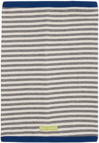 Coperta in cotone a strisce grigia e bianca con bordi blu navy. Presenta strisce orizzontali e una piccola etichetta "loud + proud" sul fondo.