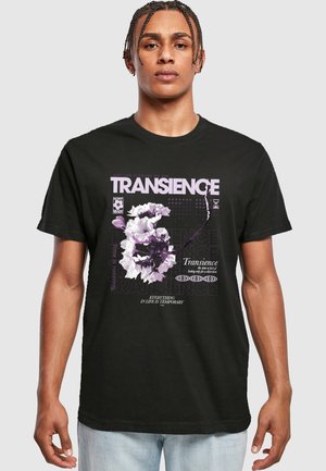 Melnās kokvilnas T-krekls ar ziedu grafiku un tekstu violetā krāsā, ar brīvu piegriezumu un īsām piedurknēm. Teksts ietver "TRANSIENCE" un "VISS DZĪVĒ IR PAGĀJĪGS."