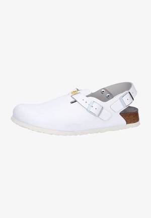 Weiße Clogs mit glatter Oberfläche, verstellbaren Schnallen und einem strukturierten Korkabsatz. Mit einer leichten Kurve im Zehenbereich und einer Gummisohle.