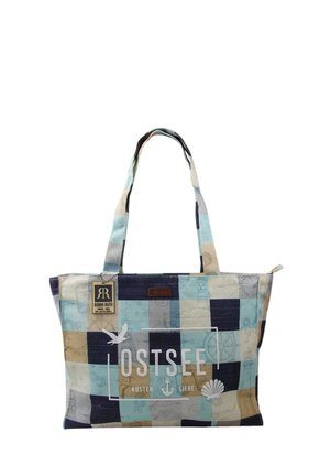 Tote bag met een patchworkontwerp in tinten blauw, beige en marineblauw, met grafische elementen en de tekst "OSTSEE KUSTEN LIEBE".