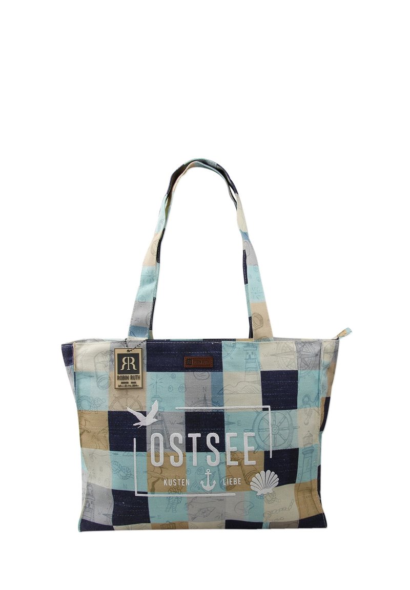 Tote bag met een patchworkontwerp in tinten blauw, beige en marineblauw, met grafische elementen en de tekst "OSTSEE KUSTEN LIEBE".