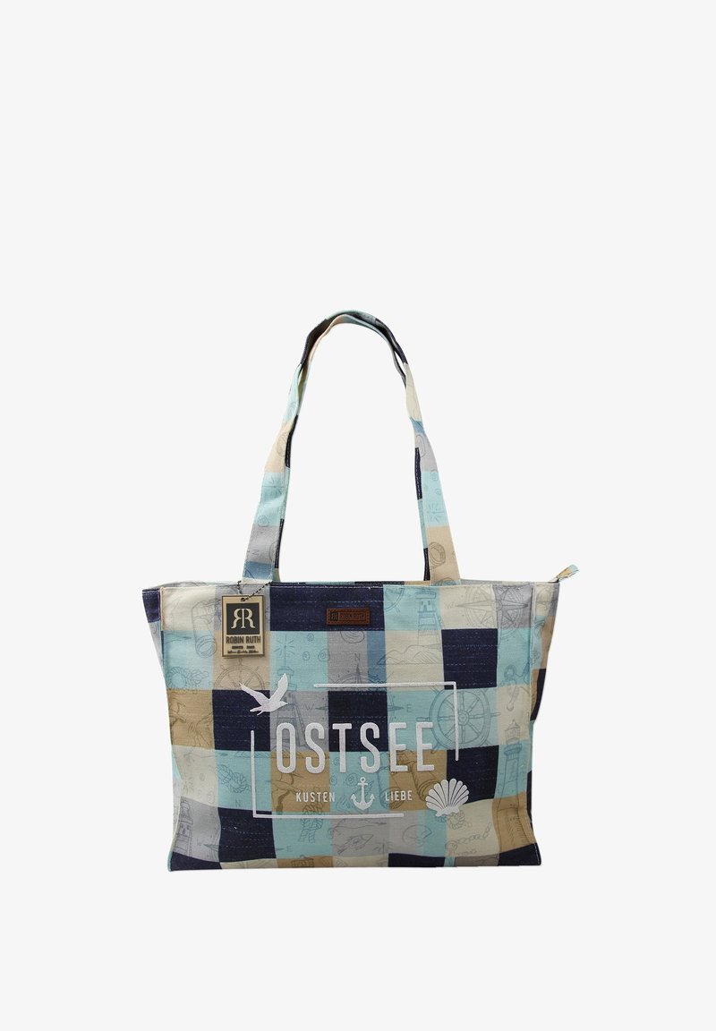 Tote bag met een patchworkontwerp in tinten blauw, beige en marineblauw, met grafische elementen en de tekst "OSTSEE KUSTEN LIEBE".