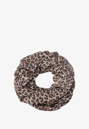 Écharpe infinie en imprimé léopard beige et noir, fabriquée en tissu doux avec une texture légèrement froissée et un design en boucle.