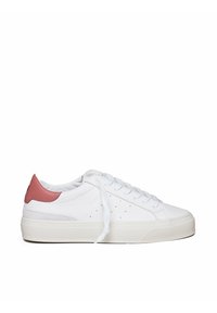 Sneakers bianchi in pelle con un accento rosa sul tallone, punta tonda e suola in gomma testurizzata. Presentano dettagli laterali perforati e lacci bianchi.