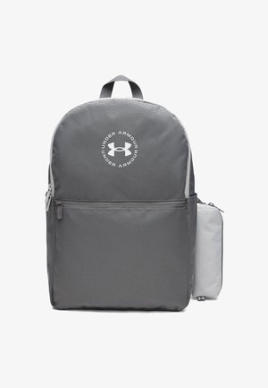 Sac à dos gris Under Armour avec une poche avant zippée et une petite pochette gris clair attachée sur le côté.