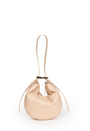 Beżowa torba na ramię z miękkiej skóry w kształcie półksiężyca, z pojedynczym paskiem i złotym klamrowym detalem, przedstawiona na białym tle.