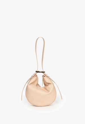 Beżowa torba na ramię z miękkiej skóry w kształcie półksiężyca, z pojedynczym paskiem i złotym klamrowym detalem, przedstawiona na białym tle.