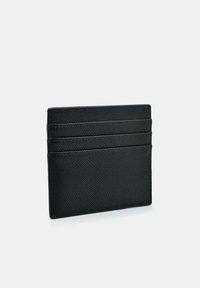 Porte-carte en cuir noir avec une surface texturée, quatre fentes pour cartes et un design minimaliste sans matériel visible.