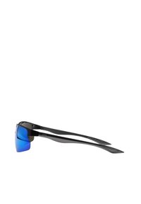 Occhiali da sole sportivi neri con un design elegante, dotati di lenti a specchio blu, stecche sottili e dettagli in gomma testurizzata sui bracci.